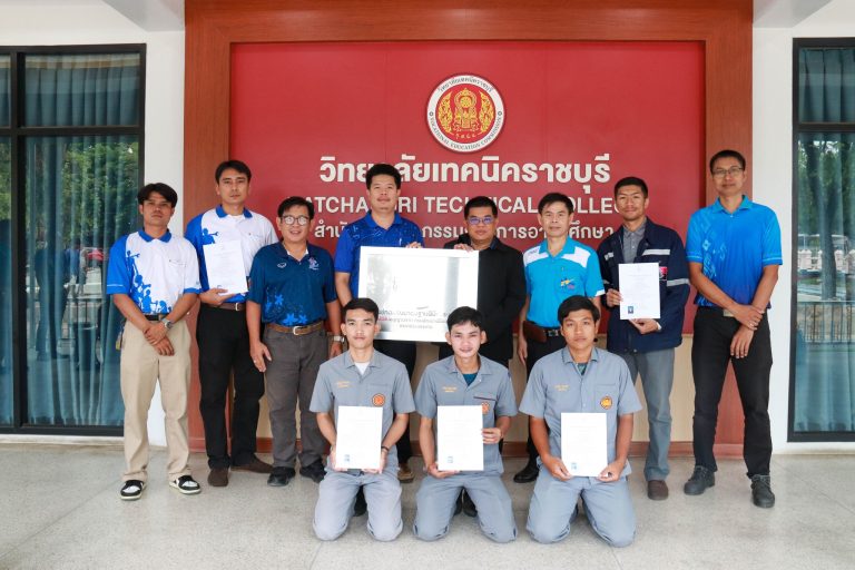 มอบหนังสือรับรองว่าเป็นผู้ผ่านการทดสอบ มาตรฐานฝีมือแรงงานแห่งชาติ สาขาอาชีพช่างอุตสาหการ  สาขาช่างเชื่อมอาร์กโลหะด้วยมือ ระดับ 1