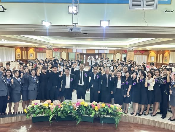 นายคมศิษฐ์ มีสัจจานนธนกุล ผู้อำนวยการวิทยาลัย เทคนิคราชบุรี เป็นประธานพิธีเปิดการสัมมนาการตลาด คอนเทนต์โดนใจ ในยุคดิจิทัล พร้อมด้วยคณะผู้บริหาร และครู สาขาวิชาแผนกวิชาการตลาดและธุรกิจค้าปลีก เพื่อให้นักเรียน นักศึกษาได้รับความรู้ความเข้าใจ เกี่ยวกับการสร้างคอนเทนต์ทางการตลาด  และนำแนวคิดเทคนิคการสร้างคอนเทนต์ไปประยุกต์ใช้ กับการเรียน การประกอบอาชีพ และการดำเนินธุรกิจ ในอนาคต