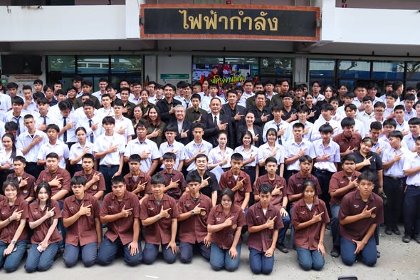 นายคมศิษฐ์ มีสัจจานนธนกุล ผู้อำนวยการ วิทยาลัยเทคนิคราชบุรี เป็นประธานเปิดกิจกรรม ถนนโครงการไฟฟ้า ประจำภาคเรียนที่ 2 ปีการศึกษา 2568 พร้อมด้วยคณะผู้บริหาร ครู และนักเรียน นักศึกษา แผนกวิชาช่างไฟฟ้ากำลัง เพื่อเปิดโอกาสให้นักเรียน นักศึกษา ได้นำความรู้ ทักษะ และประสบการณ์ทางวิชาชีพ มาประยุกต์ใช้ในการปฏิบัติจริง  ภายในกิจกรรม มีการนำโครงงานของนักเรียน นักศึกษา  มาจัดแสดงเพื่อแลกเปลี่ยนความรู้ และประเมินผลโครงงาน