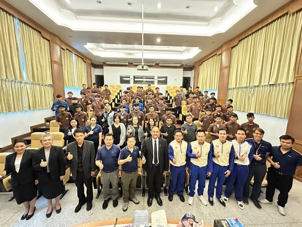 นายคมศิษฐ์ มีสัจจานนธนกุล ผู้อำนวยการวิทยาลัย เทคนิคราชบุรี เป็นประธานการจัดกิจกรรม ถนนแห่งความปลอดภัย ครั้งที่ 3  ประจำปีการศึกษา 2568 ร่วมกับนายอภิรักษ์ ถาวรขจรศิริ ผู้จัดการทั่วไป กลุ่มราชบุรี ฮอนด้า กรุ๊ป  พร้อมด้วยคณะผู้บริหาร วิทยาลัยฯ ซึ่งกิจกรรมนี้เกิดจากความร่วมมือระหว่าง แผนกวิชาช่างยนต์ ร่วมกับ บริษัทในเครือราชบุรี ฮอนด้า กรุ๊ป  เพื่อส่งเสริมให้นักศึกษามีวินัยจราจร และความตระหนักในการใช้รถใช้ถนนอย่างปลอดภัย