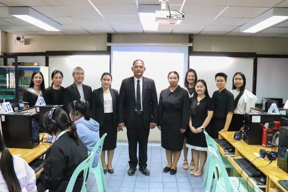 นายคมศิษฐ์ มีสัจจานนธนกุล ผู้อำนวยการวิทยาลัย เทคนิคราชบุรี นำคณะผู้บริหาร เข้าเยี่ยม และให้กำลังใจ นักเรียน นักศึกษา ในการสอบ วัดระดับความสามารถทางภาษาอังกฤษ ตามกรอบมาตรฐาน CEFR เพื่อประเมิน ระดับความสามารถทางภาษาอังกฤษ ของนักเรียน นักศึกษา ให้เป็นไปตามกรอบ มาตรฐานสากล อีกทั้งเป็นข้อมูลในการพัฒนาผู้เรียน ด้านทักษะภาษาอังกฤษให้สอดคล้องกับการศึกษา และการประกอบอาชีพในอนาคต
