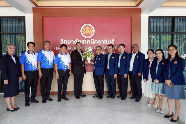 นายคมศิษฐ์ มีสัจจานนธนกุล ผู้อำนวยการวิทยาลัยเทคนิคราชบุรี พร้อมด้วยคณะผู้บริหารวิทยาลัยฯ รับมอบดอกไม้แสดงความยินดี จาก ดร.วีระ ทองประสิทธิ์ ผู้อำนวยการสถาบันการอาชีวศึกษาภาคกลาง 4 และคณะผู้บริหารสถาบันฯ ในโอกาสที่ได้รับการแต่งตั้งให้ดำรงตำแหน่งผู้อำนวยการวิทยาลัยเทคนิคราชบุรี