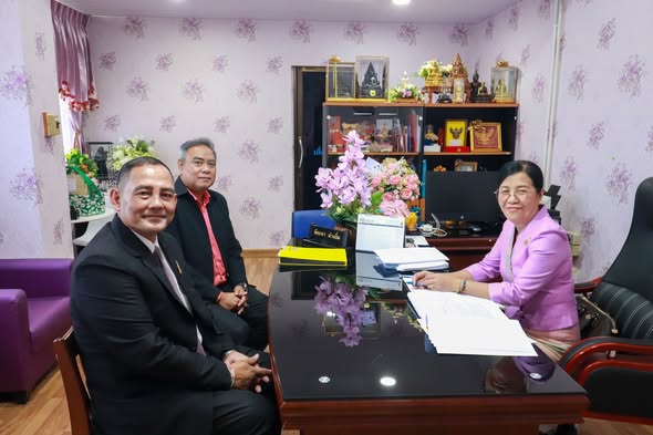 นายคมศิษฐ์ มีสัจจานนธนกุล ผู้อำนวยการวิทยลัยเทคนิคราชบุรี  และว่าที่ ร.ต.ธณัชชนม์ จาคาภิรมย์ รองผู้อำนวยการวิทยาลัยเทคนิคราชบุรี ร่วมแสดงความยินดี กับนางสาวพิยะดา ม่วงอิ่ม ในโอกาสได้รับการ แต่งตั้งให้ดำรงตำแหน่งศึกษาธิการจังหวัดราชบุรี