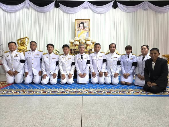 คณะผู้บริหาร และครู วิทยาลัยเทคนิคราชบุรี  ร่วมสรงน้ำพระบรมศพ เบื้องหน้าพระฉายาลักษณ์  สมเด็จพระนางเจ้าสิริกิติ์ พระบรมราชินีนาถ  พระบรมราชชนนีพันปีหลวง
