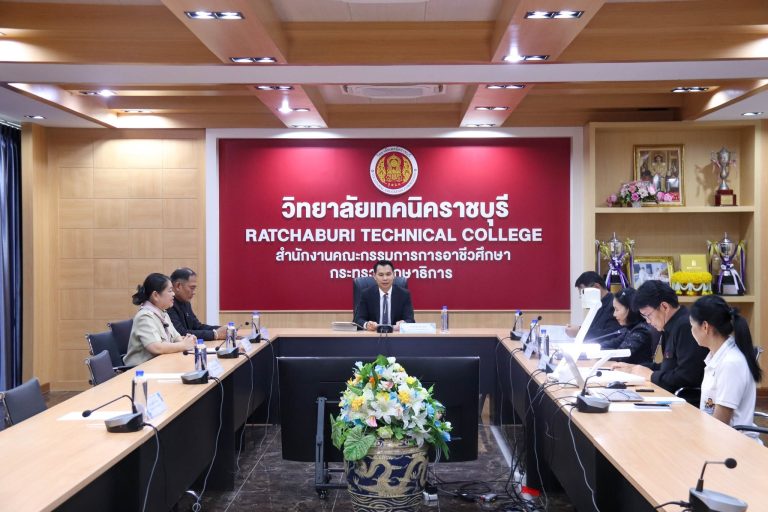 นายคมศิษฐ์  มีสัจจานนธนกุล  ผู้อำนวยการวิทยาลัยเทคนิคราชบุรี  พร้อมด้วย ดร.ชุมพล คำเทียน รองผู้อำนวยการฯ ร่วมประชุมผู้บริหารสถานศึกษา ภาครัฐในสังกัดสำนักงานอาชีวศึกษาจังหวัดราชบุรี