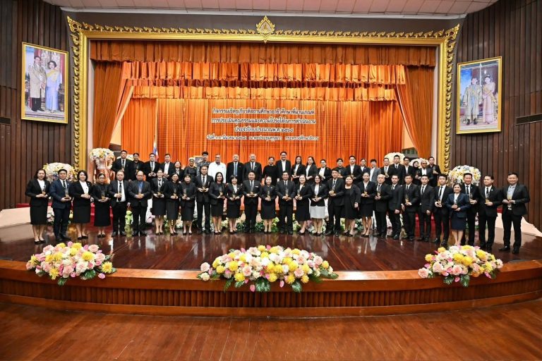 นายคมศิษฐ์  มีสัจจานนธนกุล  ผู้อำนวยการวิทยาลัยเทคนิคราชบุรี   มอบหมายให้นายอานุภาพ ทับศิริวัฒน์  รองผู้อำนวยการฯ และนางสาวญาณิศา หงษ์ทอง  ครูแผนกวิชาเทคโนโลยีธุรกิจดิจิทัล  เข้ารับรางวัลเชิดชูเกียรติ  สถานศึกษาผ่านการประเมินคุณธรรม และความโปร่งใสในการดำเนินงาน  (Integrity & Transparency Assessment : ITA) ประจำปีงบประมาณ  พ.ศ. 2568