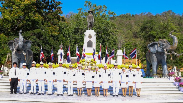 นายคมศิษฐ์  มีสัจจานนธนกุล  ผู้อำนวยการวิทยาลัยเทคนิคราชบุรี นำคณะผู้บริหาร  ครู และบุคลากรทางการศึกษา เข้าร่วมพิธีวางพานพุ่ม ถวายราชสักการะ พระบรมราชานุสาวรีย์  พระบาทสมเด็จพระพุทธยอดฟ้าจุฬาโลกมหาราช