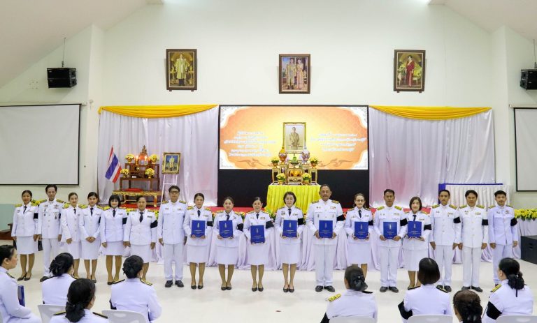 นายคมศิษฐ์  มีสัจจานนธนกุล  ผู้อำนวยการวิทยาลัยเทคนิคราชบุรี พร้อมด้วย ดร.ชุมพล คำเทียน  และนางสาวจันทร์เพ็ญ โชคธนานุกูล  รองผู้อำนวยการฯ เข้าร่วมพิธีมอบหนังสือพระราชทานสารานุกรมไทยสำหรับเยาวชน  โดยพระราชประสงค์ ในพระบาทสมเด็จพระบรมชนกาธิเบศร มหาภูมิพลอดุลยเดชมหาราช บรมนาถบพิตร  เล่มที่ 45  ฉบับพระราชทาน แก่สถานศึกษาในจังหวัดราชบุรี  และพิธีรับพระราชทานเครื่องราชอิสริยาภรณ์
