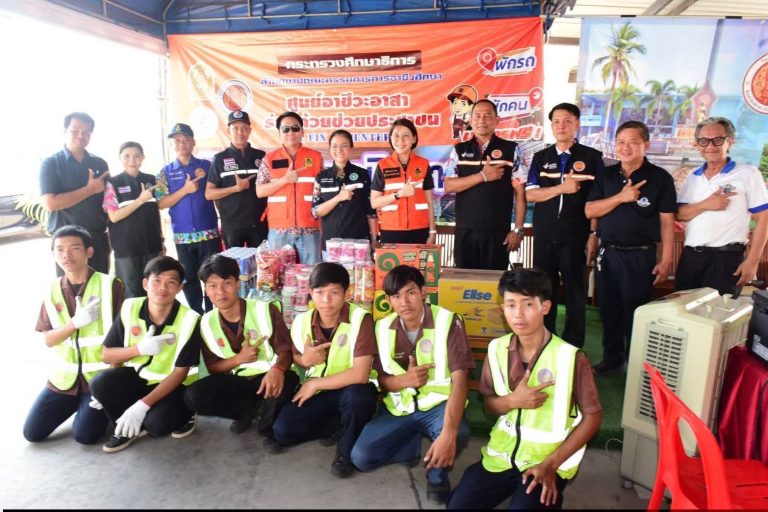นายคมศิษฐ์ มีสัจจานนธนกุล ผู้อำนวยการวิทยาลัยเทคนิคราชบุรี ให้การต้อนรับ นางสาวฐิติลักษณ์ คำพา ผู้ว่าราชการจังหวัดราชบุรี แพทย์หญิงปาจรีย์ อารีย์รบ นายแพทย์สาธารณสุขจังหวัด นายอดุลย์ ถาวรกุล นายอำเภอเมือง นายณัฐวุฒิ เบ็ญจสุรัตน์วงศ์ หัวหน้าสำนักงานป้องกันและบรรเทาสาธารณภัยจังหวัด ในโอกาสเข้าตรวจเยี่ยมจุดบริการประชาชน โครงการอาชีวะ – ขนส่ง อาสาช่วยประชาชน เทศกาลสงกรานต์ พ.ศ. 2569 ภายใต้ธีม (Theme) “สงกรานต์ปลอดภัย ตรวจรถก่อนใช้ อุ่นใจทุกเส้นทาง” ดำเนินการโดย วิทยาลัยเทคนิคราชบุรี