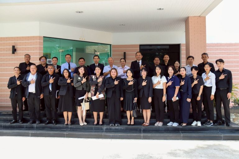นายคมศิษฐ์ มีสัจจานนธนกุล ผู้อำนวยการวิทยาลัยเทคนิคราชบุรี พร้อมด้วยว่าที่ร้อยตรีธณัชชนม์ จาคาภิรมย์ รองผู้อำนวยการฝ่ายวิชาการ และคณะครู บุคลากรทางการศึกษา เข้าร่วมการประชุม เพื่อผลิต และพัฒนากําลังคนอาชีวศึกษารองรับการขยายภาคี และเครือข่ายจัดการอาชีวศึกษาระบบทวิภาคีผ่านกลไกนิคมอุตสาหกรรมแห่งประเทศไทย