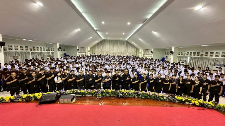 ปฐมนิเทศลูกเสือ–เนตรนารี และตรวจเครื่องแต่งกายนักเรียนระดับชั้น ปวช.