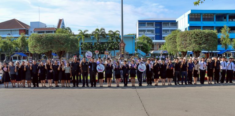 คณะผู้บริหาร คณาจารย์ และนักเรียน นักศึกษา ร่วมกันแสดงพลังต้านภัยบุหรี่ ส่งเสริมการมีสุขภาวะที่ดี และสร้างสภาพแวดล้อมปลอดบุหรี่ภายในสถานศึกษา เพราะ “บุหรี่ทำลายสุขภาพ เลือกสุขภาพดี…เริ่มที่ตัวเรา”