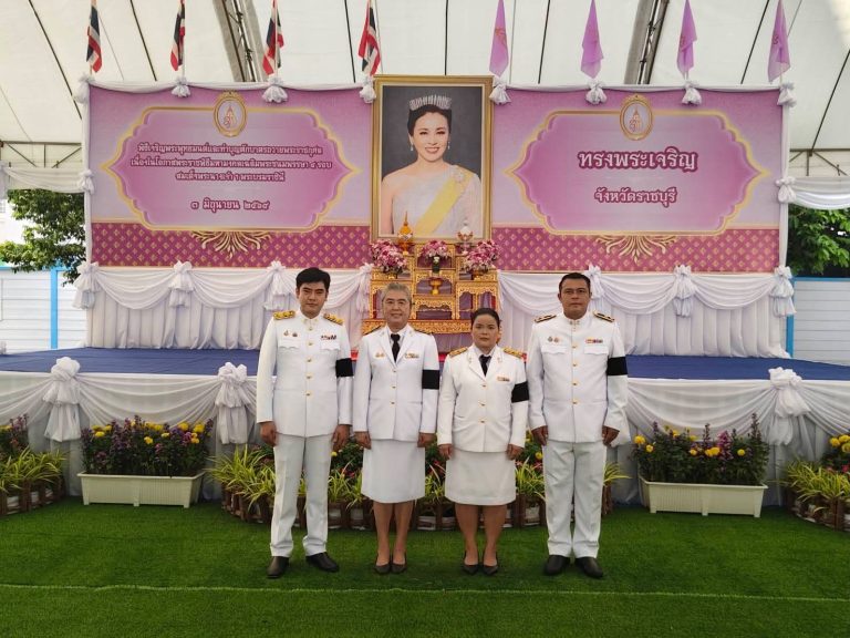 นายคมศิษฐ์ มีสัจจานนธนกุล ผู้อำนวยการวิทยาลัยเทคนิคราชบุรี มอบหมายให้ นางสาวจันทร์เพ็ญ โชคธนานุกูลรองผู้อำนวยการฝ่ายยุทธศาสตร์และแผนงาน พร้อมด้วยคณะครูและบุคลากรทางการศึกษา วิทยาลัยเทคนิคราชบุรี เข้าร่วมพิธีเจริญพระพุทธมนต์และทำบุญตักบาตรถวายพระราชกุศล แด่สมเด็จพระนางเจ้าสุทิดา พัชรสุธาพิมลลักษณ พระบรมราชินี ณ บริเวณด้านหน้าโรงยิมเนเซียมจังหวัดราชบุรี