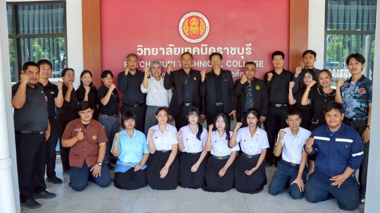 นายคมศิษฐ์ มีสัจจานนธนกุล ผู้อำนวยการวิทยาลัยเทคนิคราชบุรี พร้อมด้วยคณะผู้บริหาร ครู และบุคลากรทางการศึกษา ให้การต้อนรับ นายเมธี เมืองทอง ผู้อำนวยการสถาบันพัฒนาฝีมือแรงงาน 4 ราชบุรี และนายภูมิชัย นิยมไทย  ผู้อำนวยการกลุ่มงานมาตรฐานฝีมือแรงงานและรับรองความรู้ความสามารถ ในโอกาสเข้าเยี่ยมชมการจัดการเรียนการสอนและการดำเนินงานของแผนกวิชาช่างเชื่อมโลหะ แผนกวิชาช่างยนต์ แผนกวิชาแฟชั่นและสิ่งทอ แผนกวิชาดิจิทัลกราฟิก และแผนกวิชาช่างก่อสร้าง วิทยาลัยเทคนิคราชบุรี