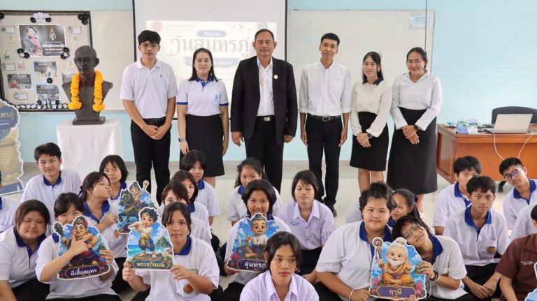 นายคมศิษฐ์ มีสัจจานนธนกุล ผู้อำนวยการวิทยาลัยเทคนิคราชบุรี พร้อมด้วยรองผู้อำนวยการ คณะครู และบุคลากรทางการศึกษา ร่วมเยี่ยมชมและให้กำลังใจการจัดกิจกรรม เนื่องในวันสุนทรภู่ ซึ่งดำเนินการโดยครูผู้สอนวิชาภาษาไทย แผนกวิชาสามัญสัมพันธ์ วิทยาลัยเทคนิคราชบุรี