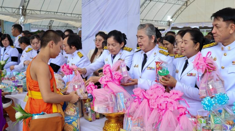 นายคมศิษฐ์ มีสัจจานนธนกุล ผู้อำนวยการวิทยาลัยเทคนิคราชบุรี มอบหมายให้ นายอานุภาพ ทับศิริวัฒน์ รองผู้อำนวยการฝ่ายกิจการนักเรียน นักศึกษา และ นางสาวจันทร์เพ็ญ โชคธนานุกูล รองผู้อำนวยการฝ่ายยุทธศาสตร์และแผนงาน พร้อมด้วยคณะครู และบุคลากรทางการศึกษา เข้าร่วมกิจกรรมเนื่องในวันคล้ายวันพระราชสมภพ สมเด็จพระนางเจ้าสิริกิติ์ พระบรมราชินีนาถ พระบรมราชชนนีพันปีหลวง และวันแม่แห่งชาติ ๑๒ สิงหาคม ๒๕๖๙ จังหวัดราชบุรี