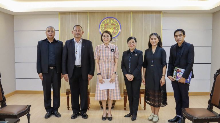 นายคมศิษฐ์ มีสัจจานนธนกุล ผู้อำนวยการวิทยาลัยเทคนิคราชบุรี พร้อมด้วย ว่าที่ร้อยตรี ธณัชชนม์ จาคาภิรมย์ รองผู้อำนวยการฝ่ายวิชาการ และคณะครู เข้าพบ นางสาวฐิติลักษณ์ คำพา ผู้ว่าราชการจังหวัดราชบุรี  เพื่อนำเสนอโครงการ ตลาดนัดอาชีพและนิทรรศการศิลปะ ซึ่งกำหนดจัดขึ้นในวันที่ 19 และ 26 สิงหาคม 2569 โดยมีวัตถุประสงค์เพื่อส่งเสริมให้นักเรียน นักศึกษาได้เรียนรู้และต่อยอดทักษะด้าน Upskill และ Reskill ในสายอาชีพของตนเอง