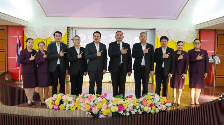 นายคมศิษฐ์ มีสัจจานนธนกุล ผู้อำนวยการวิทยาลัยเทคนิคราชบุรี เป็นประธานในพิธีเปิด การอบรมเชิงปฏิบัติการ โครงการพัฒนาและยกระดับมาตรฐานการบริการอาหารและเครื่องดื่ม ตามแนวทาง Up-Skill / Re-Skill / New-Skill การอบรมจัดขึ้นระหว่างวันที่ 15–16 สิงหาคม 2569 โดยได้รับเกียรติจาก ผศ. กิตติกร เรืองขำ เป็นวิทยากรถ่ายทอดองค์ความรู้และประสบการณ์ด้านมาตรฐานการบริการอาหารและเครื่องดื่ม การพัฒนาทักษะบุคลากร ตลอดจนแนวทางการยกระดับการให้บริการสู่ความเป็นมืออาชีพ