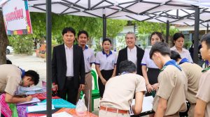 นายคมศิษฐ์ มีสัจจานนธนกุล ผู้อำนวยการวิทยาลัยเทคนิคราชบุรี มอบหมายให้ นายชุมพล คำเทียน รองผู้อำนวยการฝ่ายบริหารทรัพยากร และ นางสาวจันทร์เพ็ญ โชคธนานุกูล รองผู้อำนวยการฝ่ายยุทธศาสตร์และแผนงาน เข้าร่วมกิจกรรมโครงการ “ตลาดนัดอาชีพ และนิทรรศการศิลปะ” ซึ่งจัดขึ้นเป็นวันแรก ณ อาคาร 15 และ 16 คณะศิลปกรรม วิทยาลัยเทคนิคราชบุรี