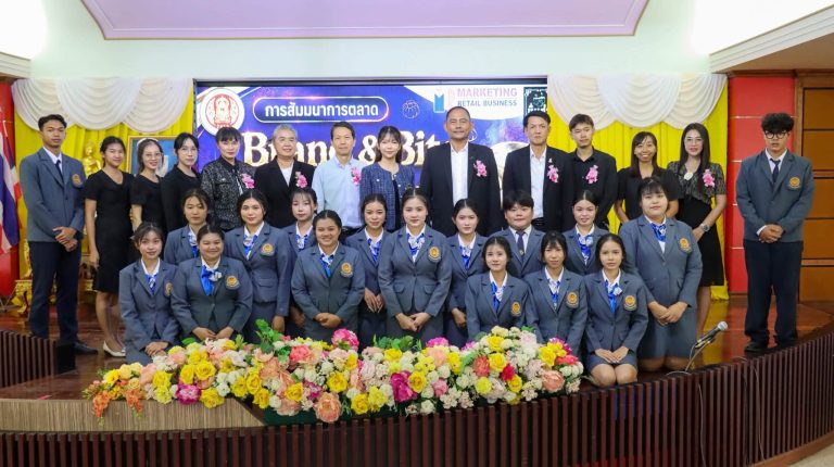 นายคมศิษฐ์ มีสัจจานนธนกุล ผู้อำนวยการวิทยาลัยเทคนิคราชบุรี เป็นประธานในพิธีเปิด พร้อมด้วยรองผู้อำนวยการ คณะครู นักเรียน และนักศึกษา เข้าร่วมกิจกรรม เปิดเวที “Brand & Bite” ถ่ายทอดกลยุทธ์การตลาดจากประสบการณ์ธุรกิจจริง
