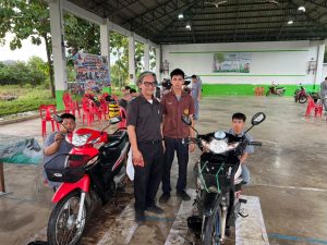 ศูนย์อาชีวะอาสา วิทยาลัยเทคนิคราชบุรี เปิดให้บริการช่วยเหลือพี่น้องประชาชนผู้ประสบอุทกภัย ส่งต่อความห่วงใย ฟื้นฟูหลังน้ำลด ด้วยพลังจิตอาสาจากคณะครู บุคลากร และนักเรียน นักศึกษา วิทยาลัยเทคนิคราชบุรี  เช็ก ซ่อม ฟรี เพื่อประชาชน